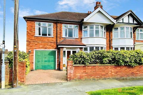 5 bed property, in Cliffwood Avenue, £399,950