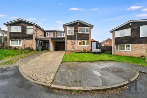 5 bed property, in Wirehill Drive, £340,000