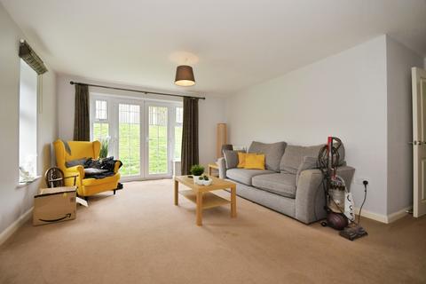 2 bed property, in Ivy Bank Close, £150,000