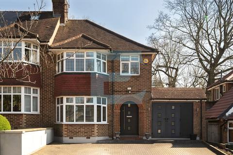 4 bed property, in Worcester Crescent, £850,000
