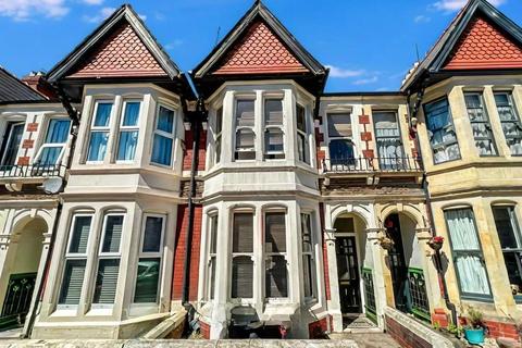 5 bed property, in Heathfield Road, £325,000