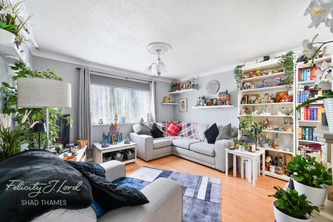 3 bed property, in Hamilton Close, £750,000