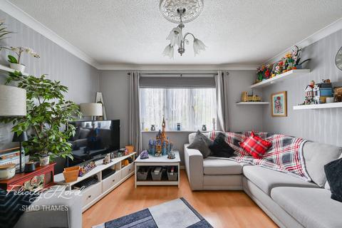 3 bed property, in Hamilton Close, £750,000