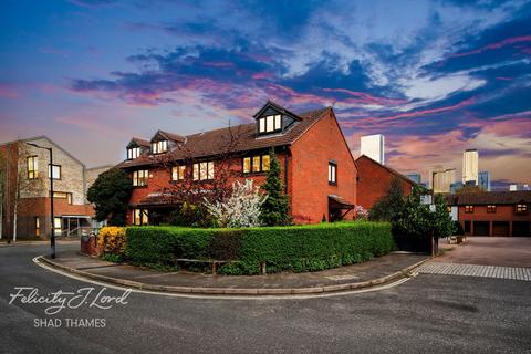 3 bed property, in Hamilton Close, £750,000
