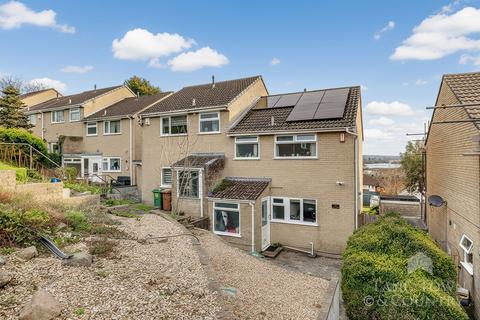 3 bed property, in Holly Park Drive, £240,000