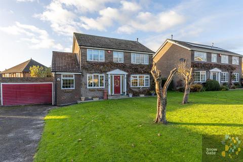 4 bed property, in Lodge Drive, £500,000