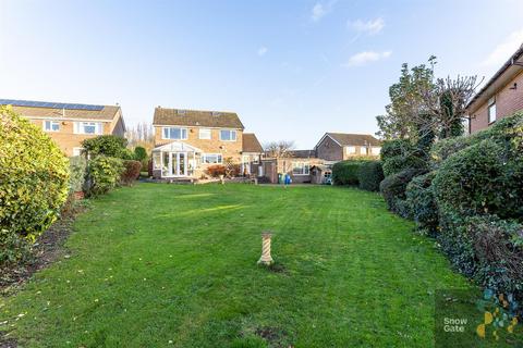 4 bed property, in Lodge Drive, £500,000