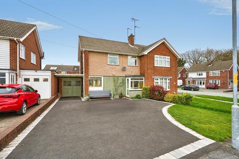 3 bed property, in Pinewood Close, £250,000