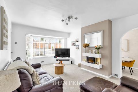 2 bed property, in Frampton Close, £325,000