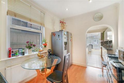 4 bed property, in Egerton Gardens, £999,999
