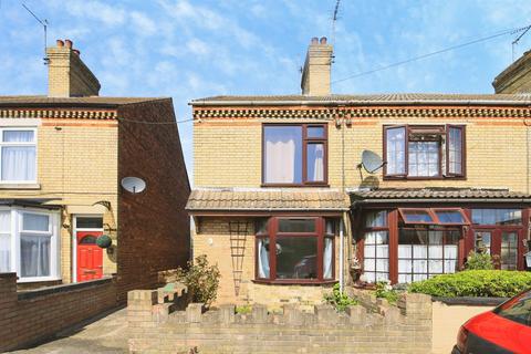 2 bed property, in Chapel Street, £150,000