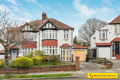 3 bed property, in Oakwood Crescent, £850,000