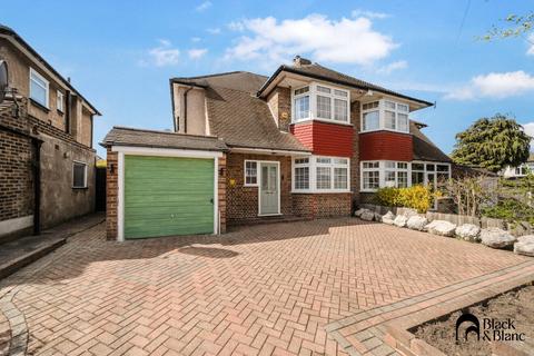 3 bed property, in Eversley Way, £675,000