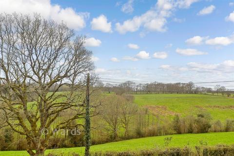 2 bed property, in Wadhurst, £250,000