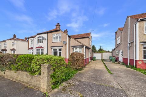 4 bed property, in Garden Avenue, £550,000