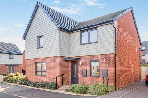 2 bed property, in Daylily Close, £285,000