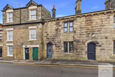 2 bed property, in Bridge Street, £275,000
