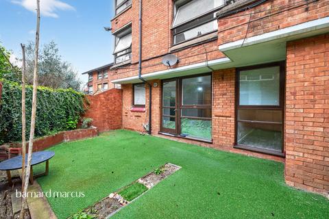 1 bed property, in Mary Datchelor Close, £240,000