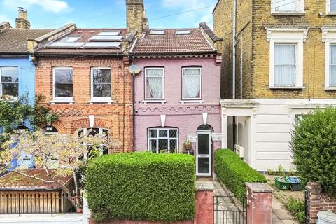 2 bed property, in Lambton Road, £825,000