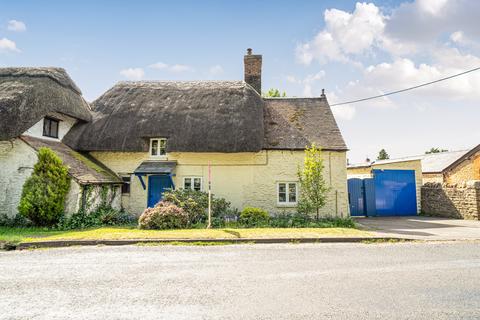 2 bed property, in Abingdon Road, £450,000
