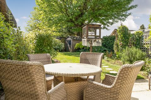 2 bed property, in Abingdon Road, £450,000