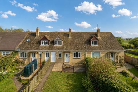 2 bed property, in Gassons Mead, £265,000