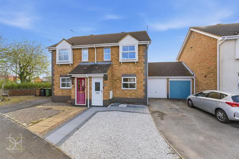 2 bed property, in St. Johns Close, £250,000
