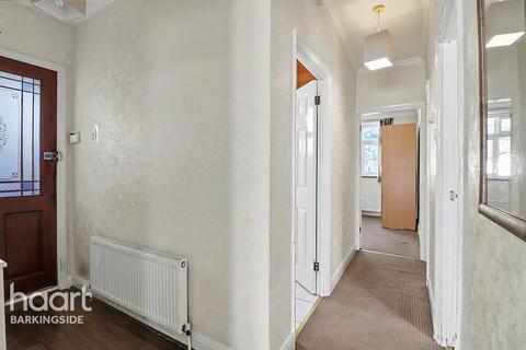 2 bed property, in Clayhall Avenue, £500,000