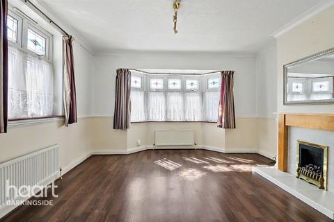 2 bed property, in Clayhall Avenue, £500,000