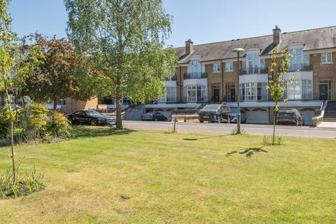 5 bed property, in St. Davids Drive, £1,000,000