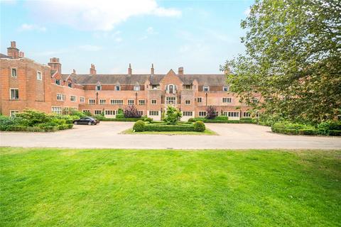 2 bed property, in Midhurst, £300,000