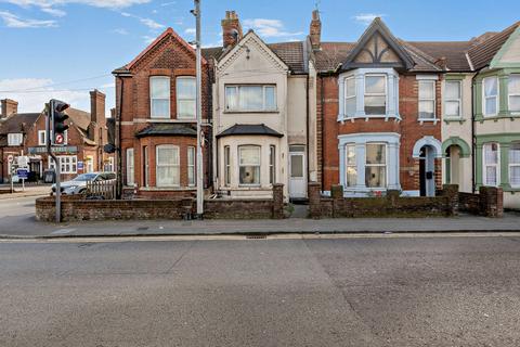 2 bed property, in Rainham Road, £145,000