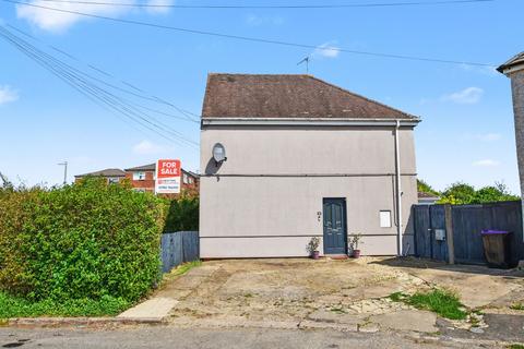 3 bed property, in Worcester Crescent, £270,000