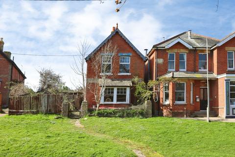 2 bed property, in Queens Road, £120,000