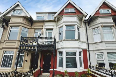 6 bed property, in Esplanade Avenue, £350,000