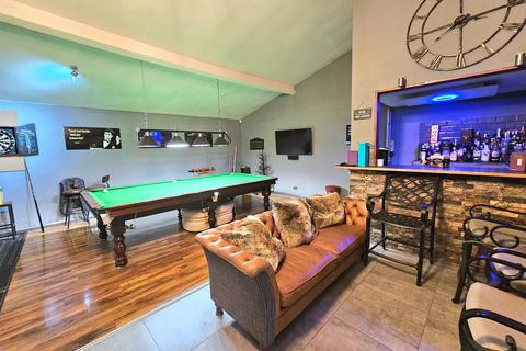 3 bed property, in Wheelwright Road, £400,000