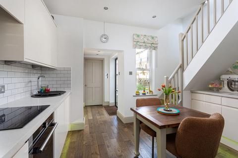 2 bed property, in Brownlow Street, £325,000