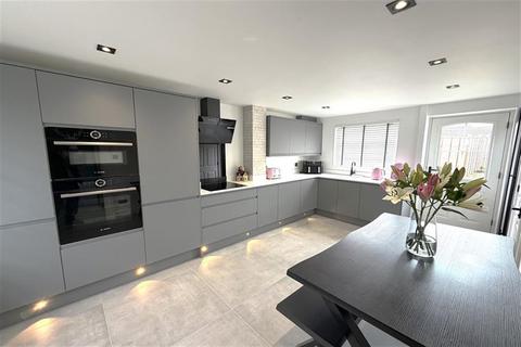 3 bed property, in Clay Pits, £350,000