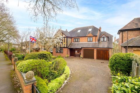 4 bed property, in Avenue Road, £1,400,000