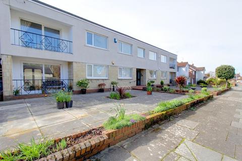 2 bed property, in Berkeley Court, £275,000