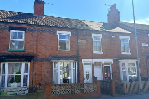 2 bed property, in Shobnall Street, £125,000