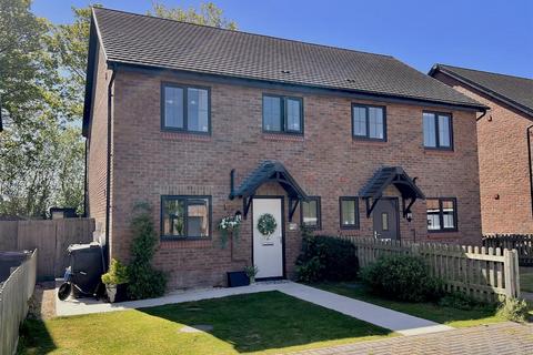 3 bed property, in Ash Grove, £245,000