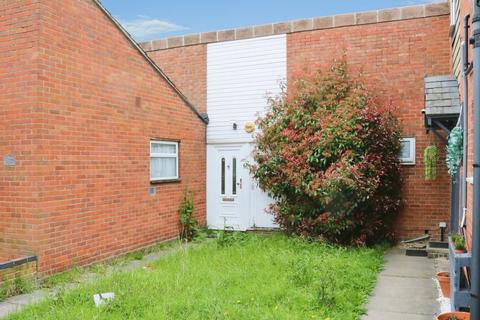 1 bed property, in Rochfords Gardens, £290,000