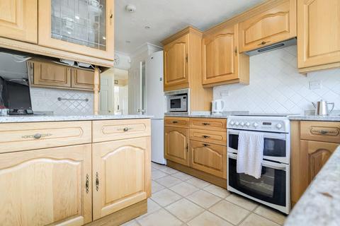 1 bed property, in Appledore Close, £200,000
