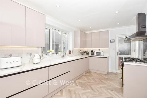 4 bed property, in Newchapel Road, £725,000