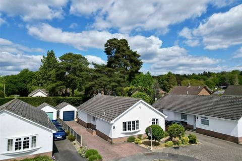 3 bed property, in Pineholt Close, £425,000
