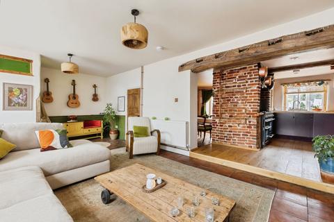 3 bed property, in Fairland Street, £425,000