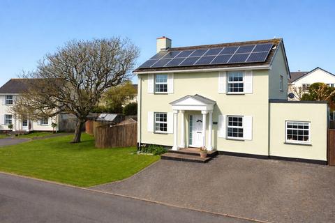 4 bed property, in Lower Cross Road, £575,000
