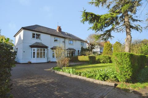 3 bed property, in Hykeham Road, £300,000