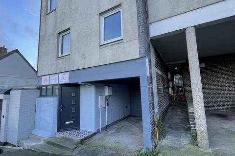 1 bed property, in Fore Street, £89,000